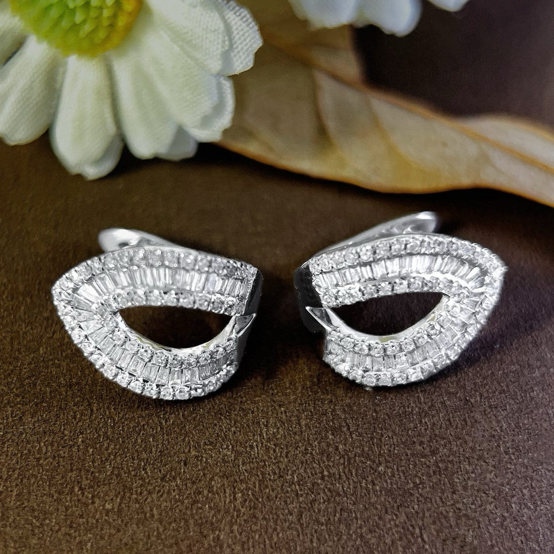14k Gold 0.7 Ct Natural H Diamond Earrings: Ref:230953151 // gold content:14k gold // main gemstone:diamond // shape:multiply // carat weight:0. 7ct // clarity grade:vs-si // color:h // treatment:natural // Condition: NewLow Estimate: