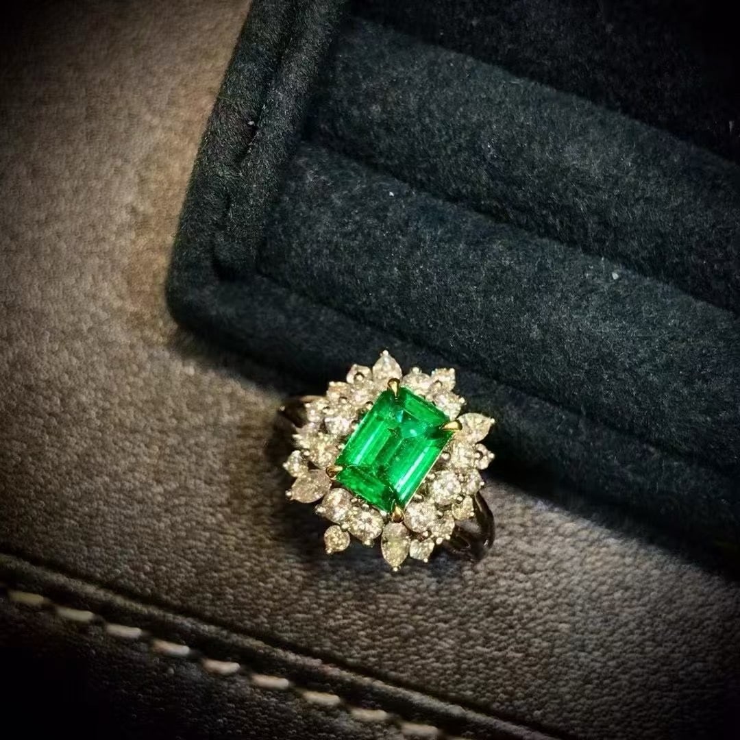 14k Gold 2.47 Ctw Vivid Green Natural Emerald & Diamond Ring: Ref:230953179 // gold content:14k gold // ring size:7. 25us // // main gemstone:emerald // shape:octagonal // carat weight:1. 37ct // color:vivid green // treatment:natural // // adjacent gemstone 2 :