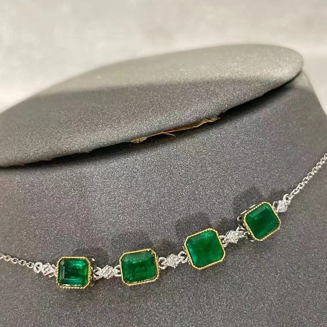 14k Gold 1.8 Ct Vivid Green Natural Emerald & Diamond Bracelet: Ref:230953181 // gold content:14k gold // main gemstone:emerald // shape:octagonal // carat weight:1. 8ct // color:vivid green // treatment:natural // // adjacent gemstone 2 : diamond //
