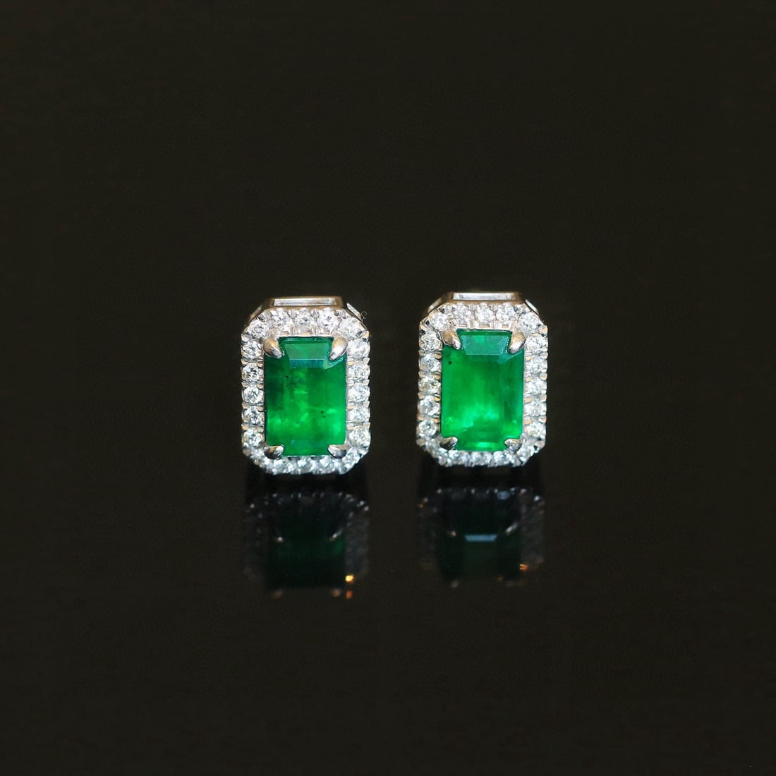 14k Gold 1.27 Ctw Vivid Green Natural Emerald & Diamond Earrings: Ref:230953194 // gold content:14k gold // main gemstone:emerald // shape:octagonal // carat weight:1. 07ct // color:vivid green // treatment:natural // // adjacent gemstone 2 : diamond //