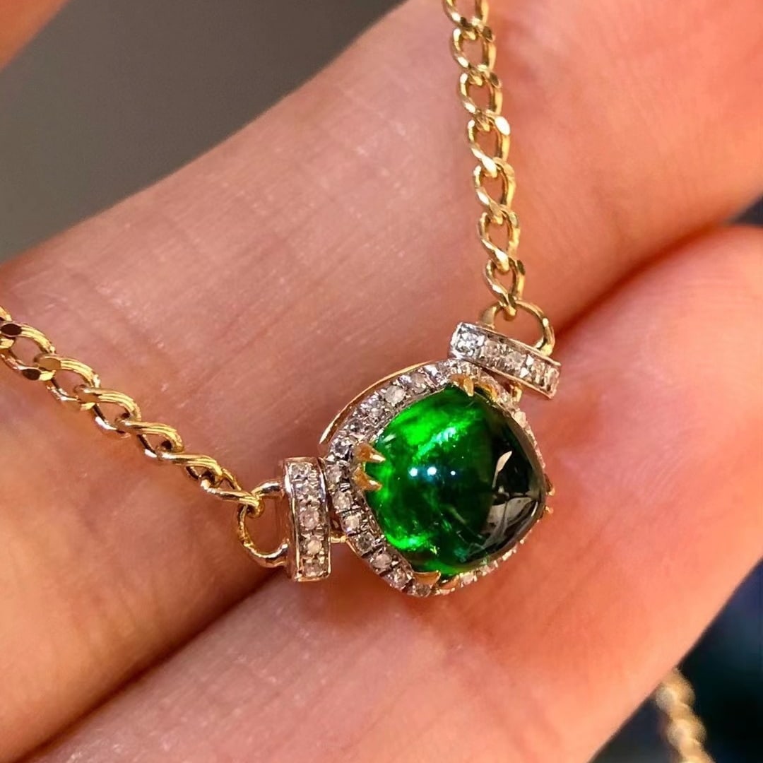 14k Gold 1.52 Ct Vivid Green Natural Emerald & Diamond Necklace: Ref:230953214 // gold content:14k gold // main gemstone:emerald // shape:suger-loaf // carat weight:1. 52ct // color:vivid green // treatment:natural // // adjacent gemstone 2 : diamond //