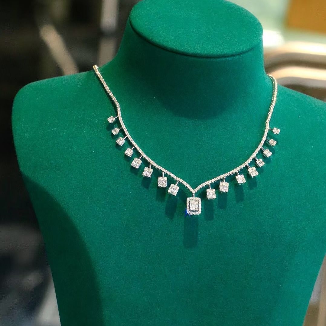 14k Gold 4.5 Ct Natural H Diamond Necklace: Ref:230954122 // gold content:14k gold // main gemstone:diamond // shape:multiply // carat weight:4. 5ct // clarity grade:vs-si // color:h // treatment:natural // Condition: New Low Estimate: 21000.0