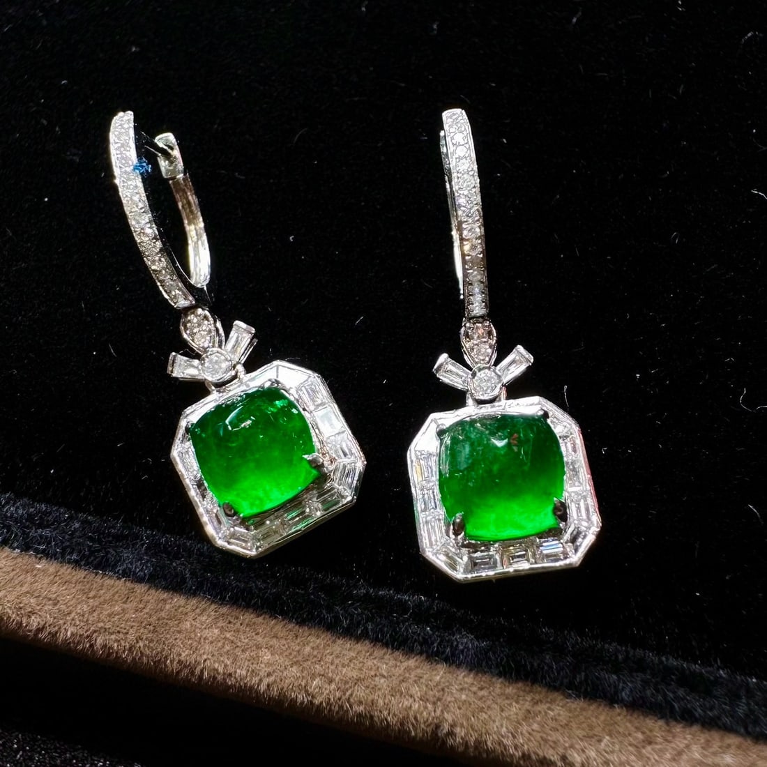 14k Gold 1.74 Ctw Vivid Green Natural Emerald & Diamond Earrings: Ref:230954142 // gold content:14k gold // main gemstone:emerald // shape:suger-loaf // carat weight:1. 36ct // color:vivid green // treatment:natural // // adjacent gemstone 2 : diamond //