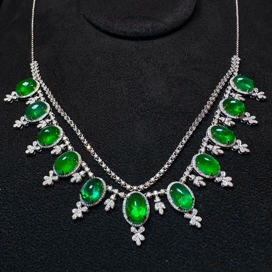 14k Gold 21.75 Ct Vivid Green Natural Emerald & Diamond Necklace: Ref:230954145 // gold content:14k gold // main gemstone:emerald // shape:oval // carat weight:21. 75ct // color:vivid green // treatment:natural // // adjacent gemstone 2 : diamond // shape:round // c