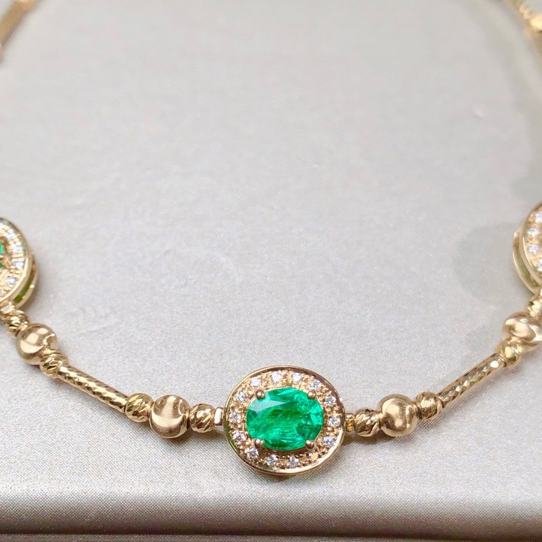 14k Gold 1.13 Ctw Natural Emerald & Diamond Bracelet: Ref:230954211 // gold content:14k gold // main gemstone:emerald // shape:oval // carat weight:1. 01ct // color:green // treatment:natural // // adjacent gemstone 2 : diamond // shape:round // carat we