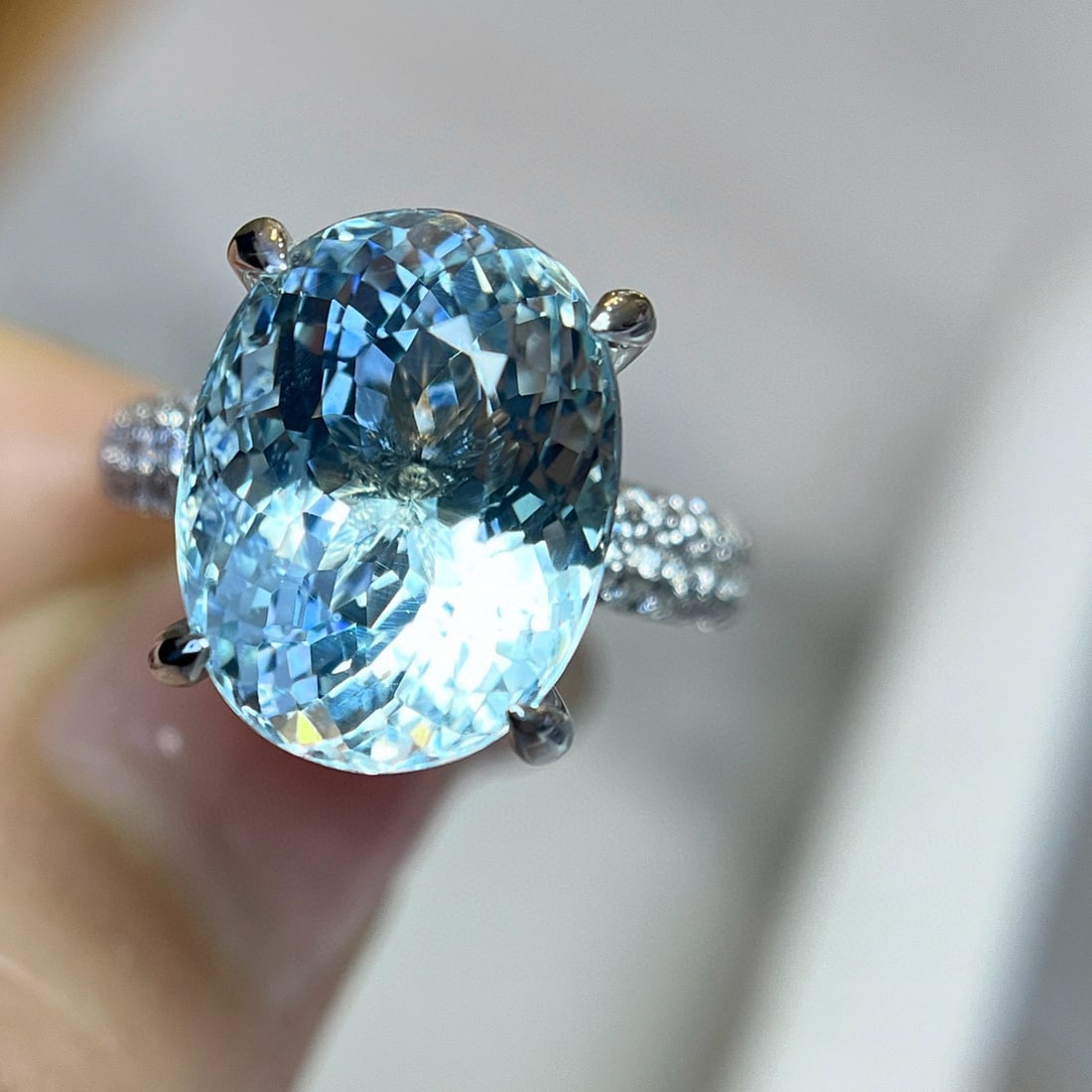 14k Gold 9.08 Ctw Natural Aquamarine & Diamond Ring: Ref:230954279 // gold content:14k gold // ring size:7. 25us // // main gemstone:aquamarine // shape:oval // carat weight:8. 6ct // color:blue // treatment:natural // // adjacent gemstone 2 : diamond /
