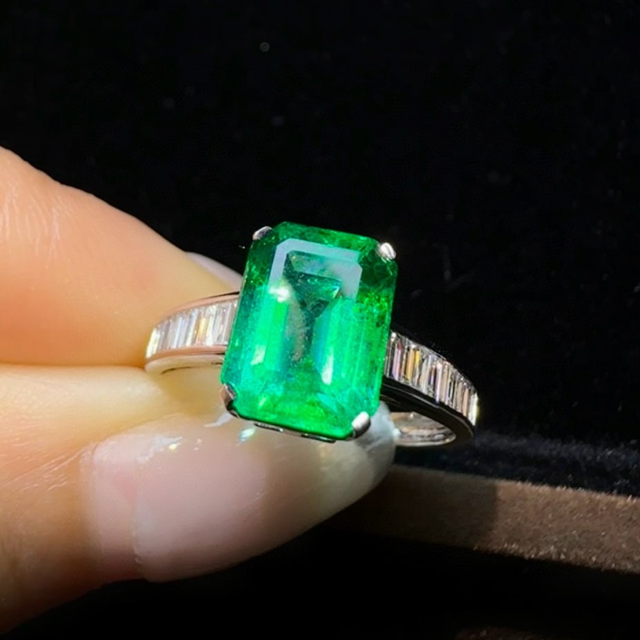 14k Gold 2.70 Ctw Vivid Green Natural Emerald & Diamond Ring: Ref:230954282 // gold content:14k gold // ring size:7. 25us // // main gemstone:emerald // shape:octagonal // carat weight:2. 25ct // color:vivid green // treatment:natural // // adjacent gemstone