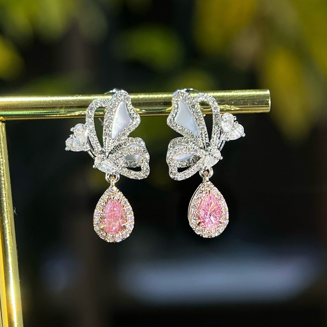 14k Gold 0.90 Ctw Natural Pink Diamond & Diamond Earrings: Ref:230954283 // gold content:14k gold // main gemstone:pink diamond // shape:pear // carat weight:0. 36ct // color:pink // treatment:natural // // adjacent gemstone 2 : diamond // shape:multiply