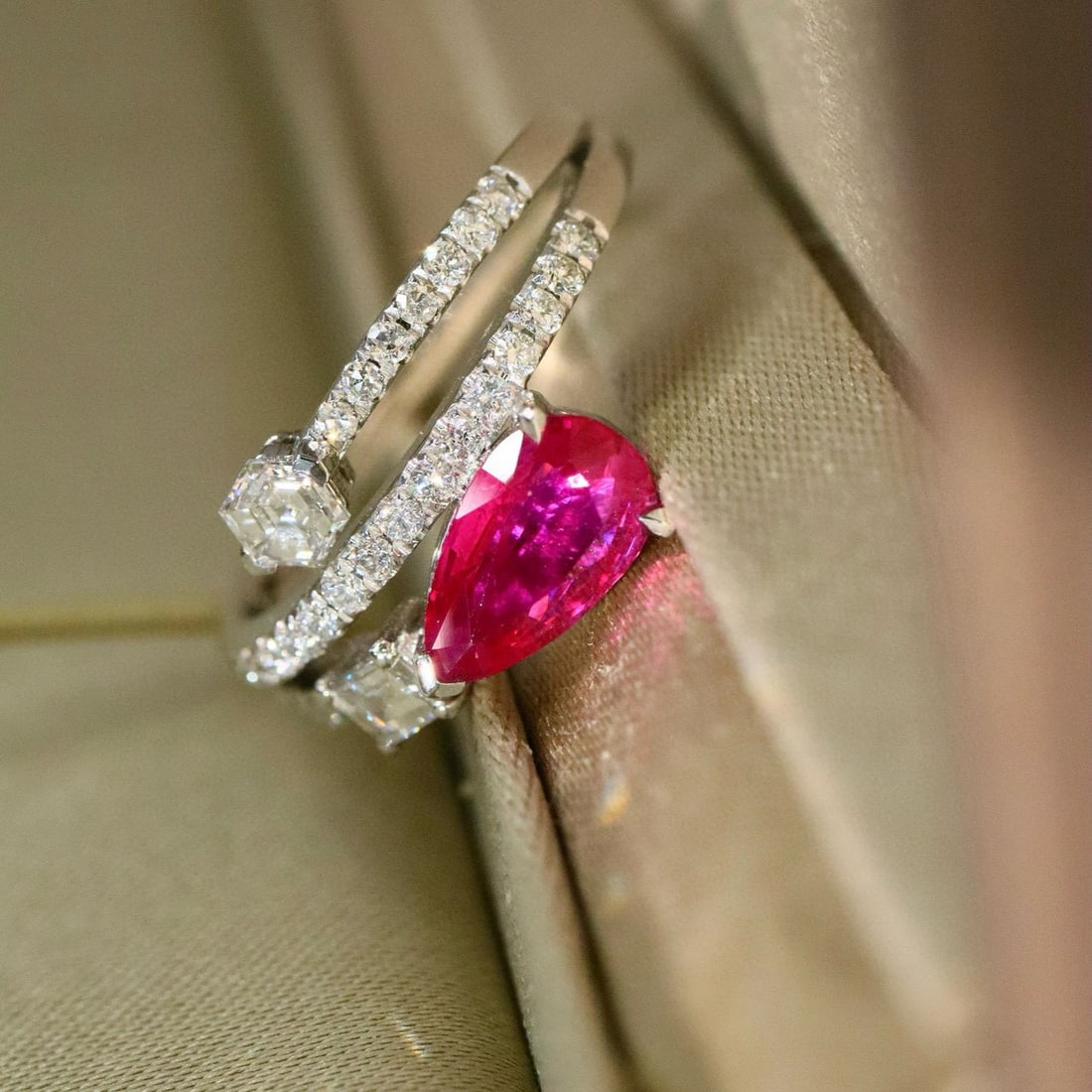 14k Gold 1.25 Ctw Natural Ruby & Diamond Ring: Ref:230954300 // gold content:14k gold // ring size:7. 25us // // main gemstone:ruby // shape:pear // carat weight:1. 02ct // color:red // treatment:natural // // adjacent gemstone 2 : diamond // shap