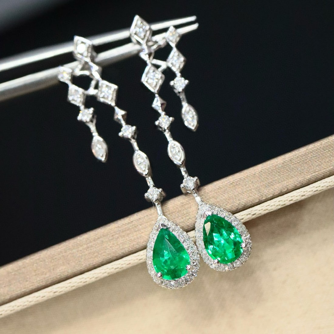 14k Gold 1.12 Ctw Vivid Green Natural Emerald & Diamond Earrings: Ref:230954302 // gold content:14k gold // main gemstone:emerald // shape:pear // carat weight:0. 75ct // color:vivid green // treatment:natural // // adjacent gemstone 2 : diamond // shape:round //