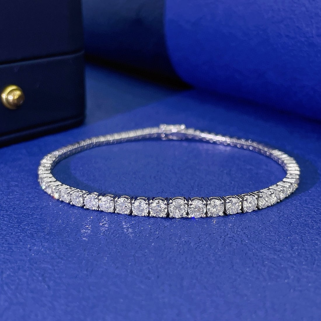 14k Gold 4.03 Ct Natural H Diamond Bracelet: Ref:230954309 // gold content:14k gold // main gemstone:diamond // shape:round // carat weight:4. 03ct // clarity grade:vs-si // color:h // treatment:natural // cut grade:g // Condition: New Low Esti