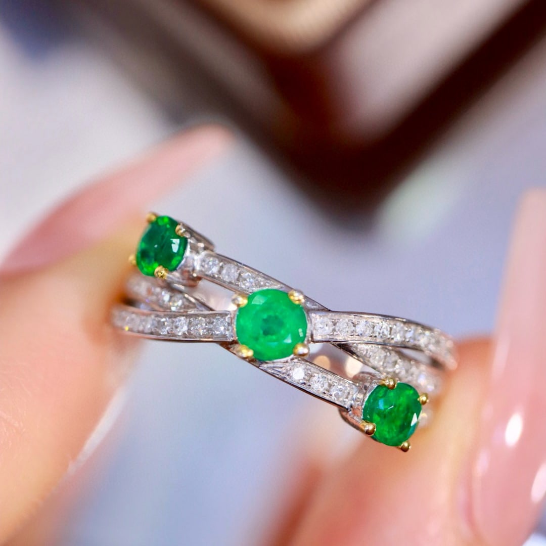 14k Gold 1.05 Ctw Vivid Green Natural Emerald & Diamond Ring: Ref:230954311 // gold content:14k gold // ring size:7. 25us // // main gemstone:emerald // shape:round // carat weight:0. 8ct // color:vivid green // treatment:natural // cut grade:g // //