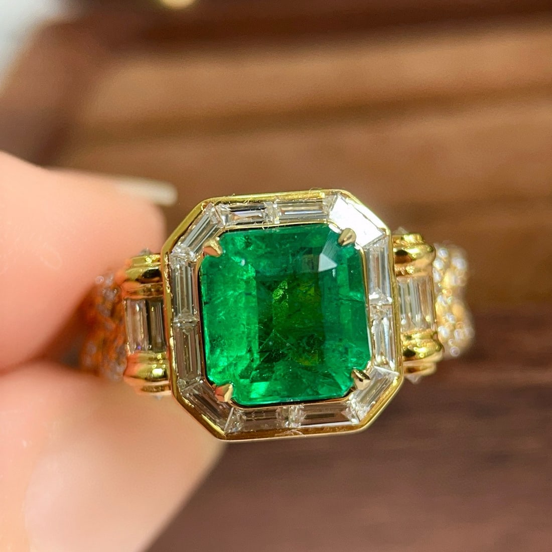 14k Gold 3.15 Ctw Vivid Green Natural Emerald & Diamond Ring: Ref:230954335 // gold content:14k gold // ring size:7. 25us // // main gemstone:emerald // shape:octagonal // carat weight:2. 26ct // color:vivid green // treatment:natural // // adjacent gemstone 2 :