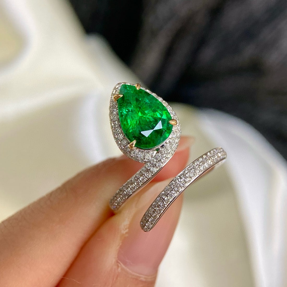 14k Gold 2.42 Ctw Vivid Green Natural Emerald & Diamond Ring: Ref:230954343 // gold content:14k gold // ring size:7. 25us // // main gemstone:emerald // shape:pear // carat weight:1. 89ct // color:vivid green // treatment:natural // // adjacent gemstone 2 : diam