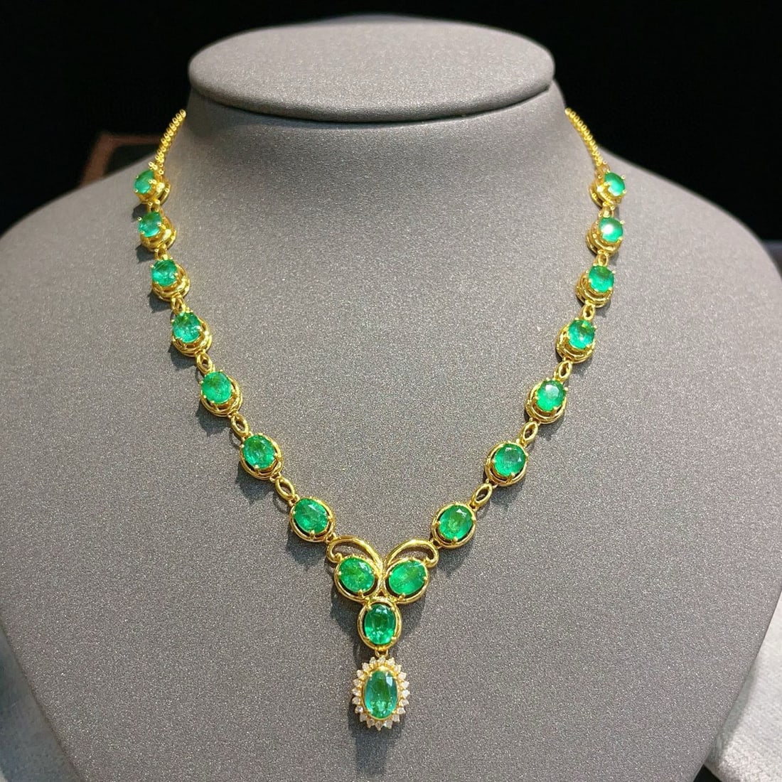 14k Gold 7.05 Ct Natural Emerald & Diamond Necklace: Ref:230954381 // gold content:14k gold // main gemstone:emerald // shape:oval // carat weight:7. 05ct // color:green // treatment:natural // // adjacent gemstone 2 : diamond // number of stones:20