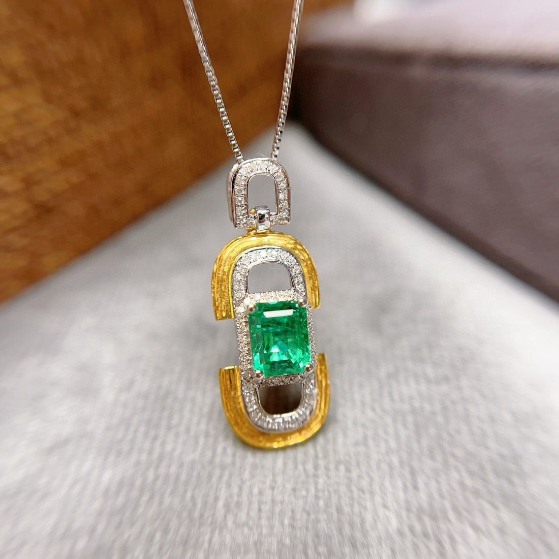 14k Gold 1.00 Ct Natural Emerald & Diamond Pendant( Without Chain ): Ref:230954398 // gold content:14k gold // main gemstone:emerald // shape:octagonal // carat weight:1. 00ct // color:green // treatment:natural // // adjacent gemstone 2 : diamond // number of