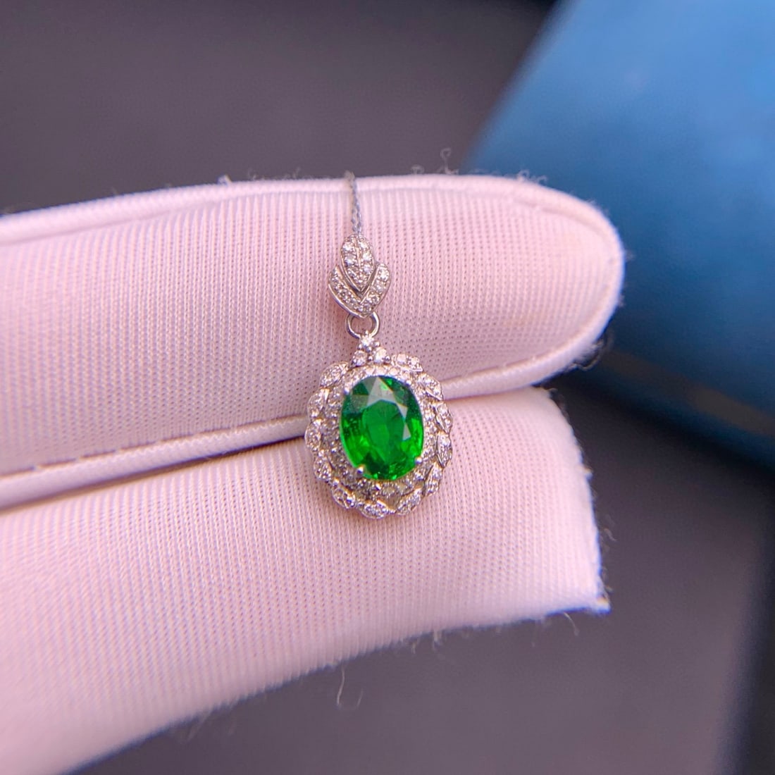 14k Gold 1.09 Ct Vivid Green Natural Tsavorite & Diamond Pendant( Without Chain ): Ref:230954422 // gold content:14k gold // main gemstone:tsavorite // shape:oval // carat weight:1. 09ct // color:vivid green // treatment:natural // // adjacent gemstone 2 : diamond // shape:round //