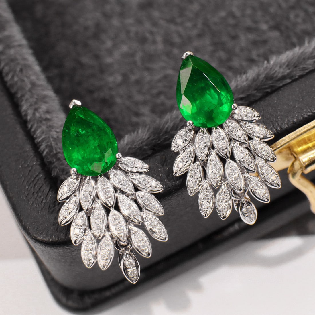 14k Gold 2.21 Ctw Vivid Green Natural Emerald & Diamond Earrings: Ref:230954423 // gold content:14k gold // main gemstone:emerald // shape:pear // carat weight:2ct // color:vivid green // treatment:natural // // adjacent gemstone 2 : diamond // shape:round //