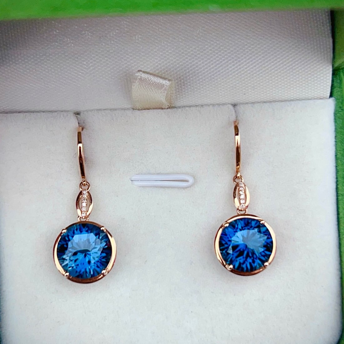 14k Gold 11.03 Ctw Natural Topaz & Diamond Earrings: Ref:230957012 // gold content:14k gold // main gemstone:topaz // shape:round // carat weight:11ct // color:blue // treatment:natural // cut grade:g // // adjacent gemstone 2 : diamond // number of