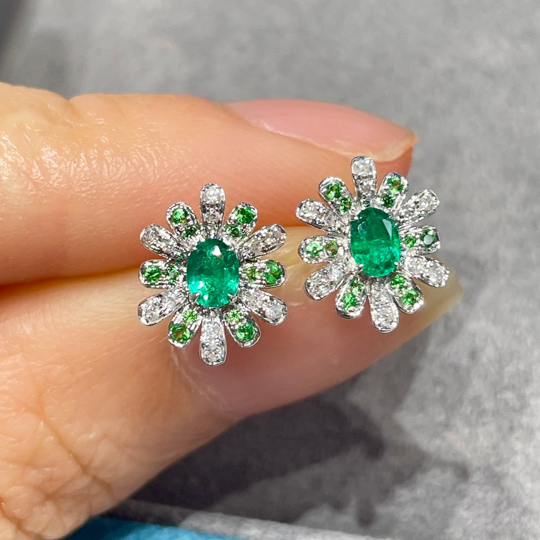 14k Gold 0.3 Ct Natural Emerald & Diamond Earrings: Ref:230957036 // gold content:14k gold // main gemstone:emerald // shape:oval // carat weight:0. 3ct // color:green // treatment:natural // // adjacent gemstone 2 : diamond // shape:round //