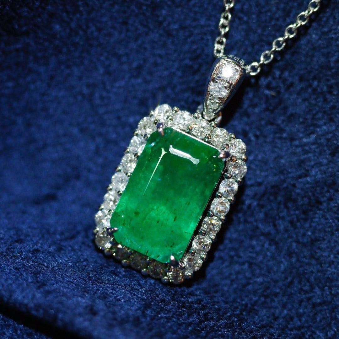 14k Gold 3.44 Ctw Vivid Green Natural Emerald & Diamond Necklace: Ref:230957048 // gold content:14k gold // main gemstone:emerald // shape:octagonal // carat weight:3. 02ct // color:vivid green // treatment:natural // // adjacent gemstone 2 : diamond //