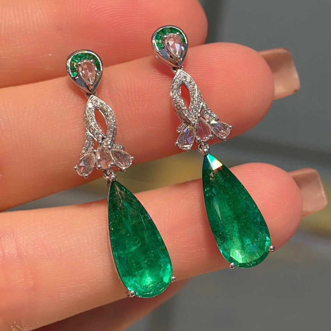 14k Gold 7.00 Ctw Vivid Green Natural Emerald & Diamond Earrings: Ref:230957069 // gold content:14k gold // main gemstone:emerald // shape:pear // carat weight:6. 41ct // color:vivid green // treatment:natural // // adjacent gemstone 2 : diamond // shape:multiply