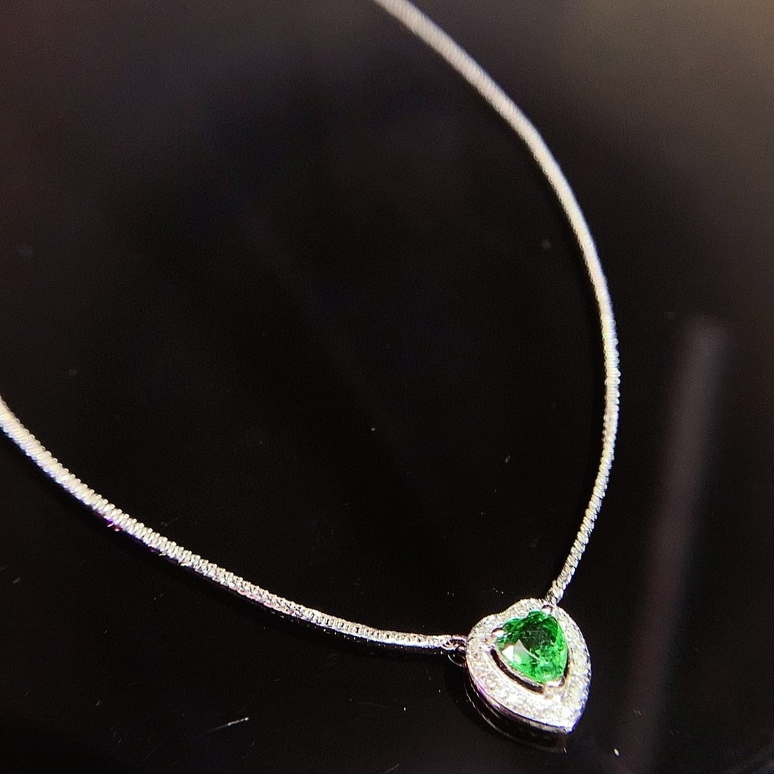 14k Gold 0.45 Ct Natural Tsavorite & Diamond Necklace: Ref:230957079 // gold content:14k gold // main gemstone:tsavorite // shape:heart // carat weight:0. 45ct // color:green // treatment:natural // // adjacent gemstone 2 : diamond // number of