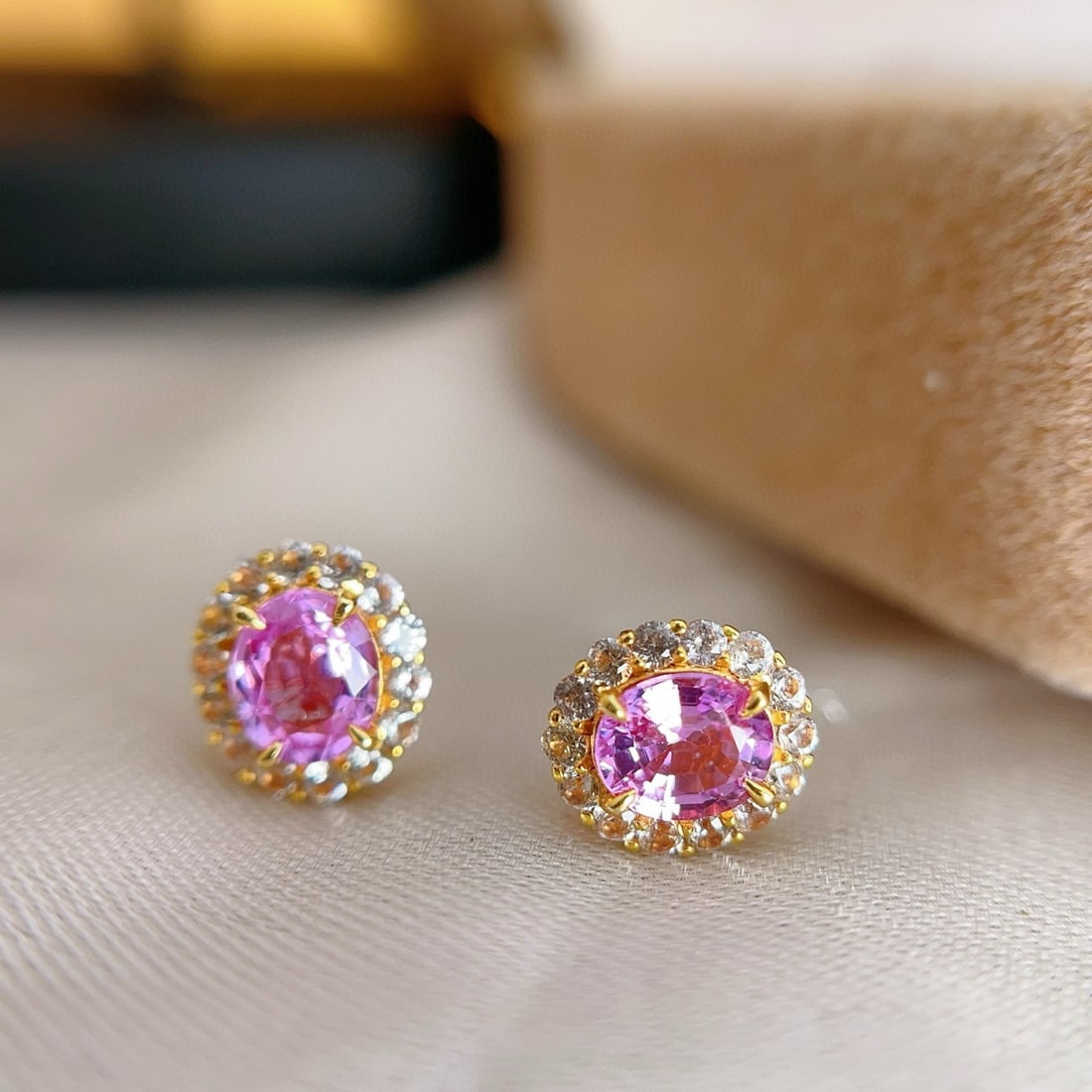 14k Gold 1.00 Ct Natural Padparadscha Sapphire & Sapphire Earrings: Ref:230957119 // gold content:14k gold // main gemstone:padparadscha sapphire // shape:oval // carat weight:1. 00ct // color:orangish pink // treatment:natural // // adjacent gemstone 2 : sapphire
