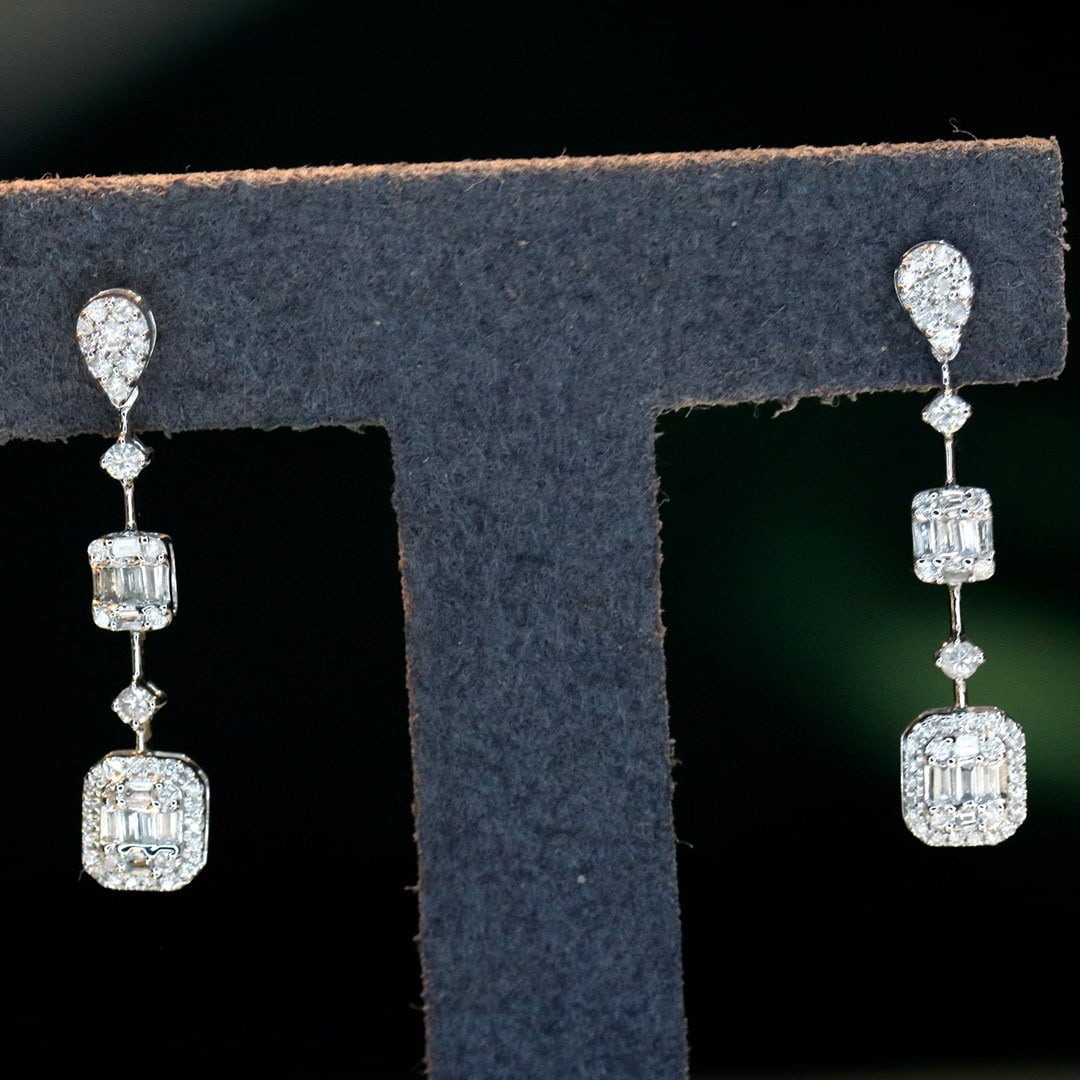 14k Gold 0.66 Ct Natural H Diamond Earrings: Ref:230957148 // gold content:14k gold // main gemstone:diamond // shape:multiply // carat weight:0. 66ct // clarity grade:vs-si // color:h // treatment:natural // Condition: NewLow Estimate: