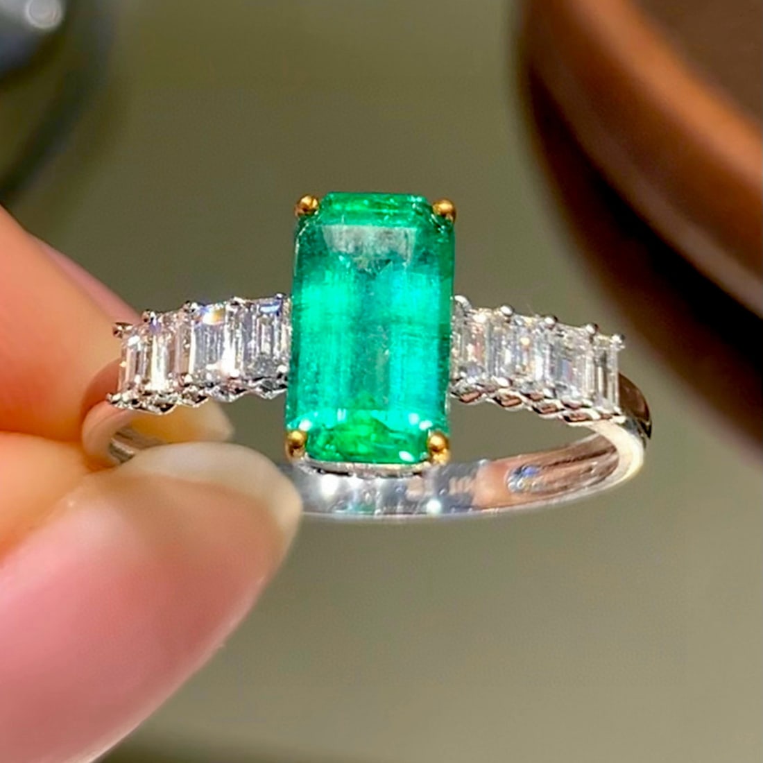 14k Gold 1.1 Ct Natural Emerald & Diamond Ring: Ref:230957162 // gold content:14k gold // ring size:7. 25us // // main gemstone:emerald // shape:octagonal // carat weight:1. 1ct // color:green // treatment:natural // // adjacent gemstone 2 :