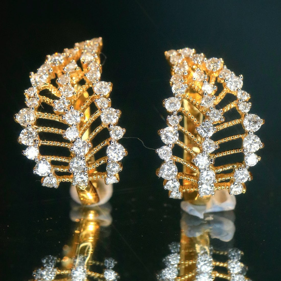 14k Gold 0.82 Ct Natural H Diamond Earrings: Ref:230957215 // gold content:14k gold // main gemstone:diamond // shape:round // carat weight:0. 82ct // clarity grade:vs-si // color:h // treatment:natural // cut grade:g // Low Estimate: 4600 Cond