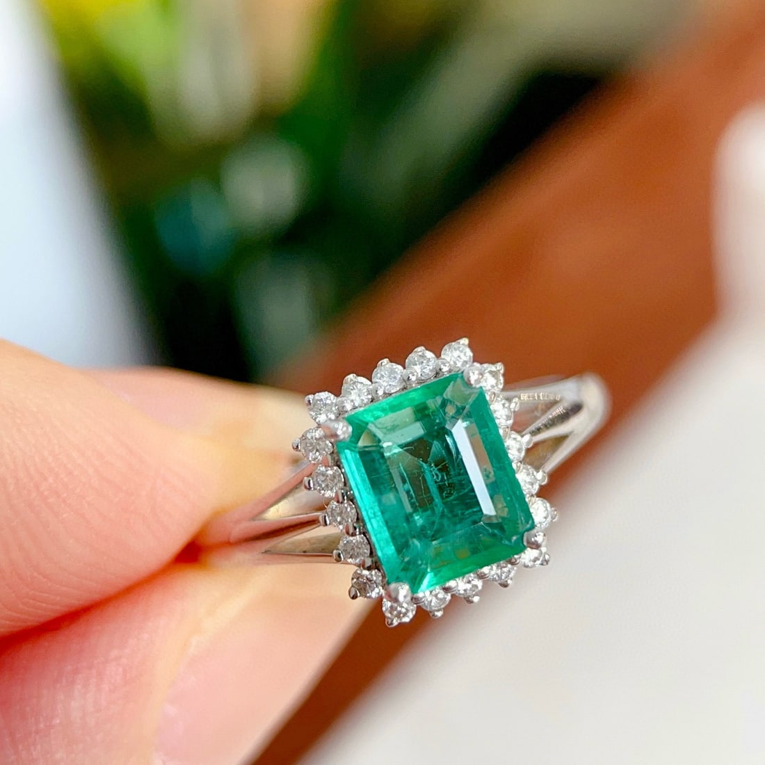 14k Gold 1.4 Ctw Natural Emerald & Diamond Ring: Ref:230957242 // gold content:14k gold // ring size:7. 25us // // main gemstone:emerald // shape:octagonal // carat weight:1. 2ct // color:green // treatment:natural // // adjacent gemstone 2 :