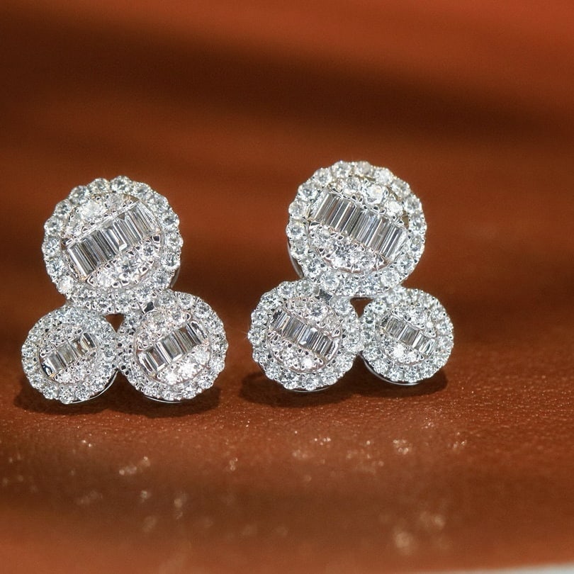 14k Gold 0.72 Ct Natural H Diamond Earrings: Ref:230957251 // gold content:14k gold // main gemstone:diamond // shape:multiply // carat weight:0. 72ct // clarity grade:vs-si // color:h // treatment:natural // Condition: NewLow Estimate:
