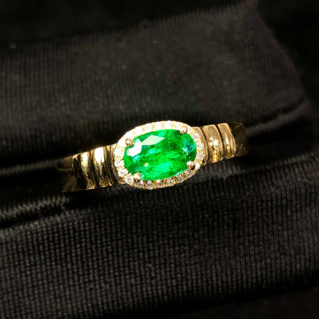 14k Gold 0.59 Ctw Vivid Green Natural Emerald & Diamond Ring (1 of 8)