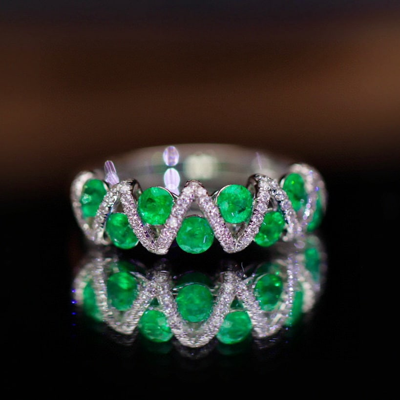 14k Gold 1.11 Ctw Vivid Green Natural Emerald & Diamond Ring: Ref:230958078 // gold content:14k gold // ring size:7. 25us // // main gemstone:emerald // shape:round // carat weight:0. 91ct // color:vivid green // treatment:natural // cut grade:g // //