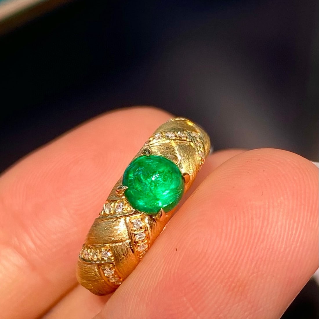 14k Gold 0.95 Ct Vivid Green Natural Emerald & Diamond Ring: Ref:230958097 // gold content:14k gold // ring size:7. 25us // // main gemstone:emerald // shape:round // carat weight:0. 95ct // color:vivid green // treatment:natural // cut grade:g // //