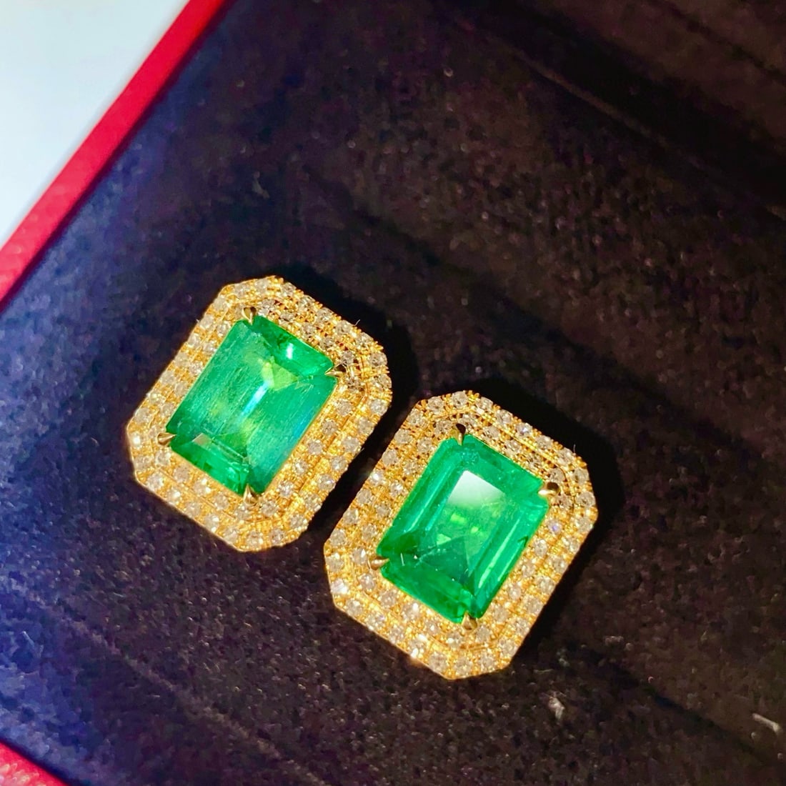 14k Gold 4.03 Ctw Natural Emerald & Diamond Earrings: Ref:230958105 // gold content:14k gold // main gemstone:emerald // shape:octagonal // carat weight:3. 47ct // color:green // treatment:natural // // adjacent gemstone 2 : diamond // shape:round //