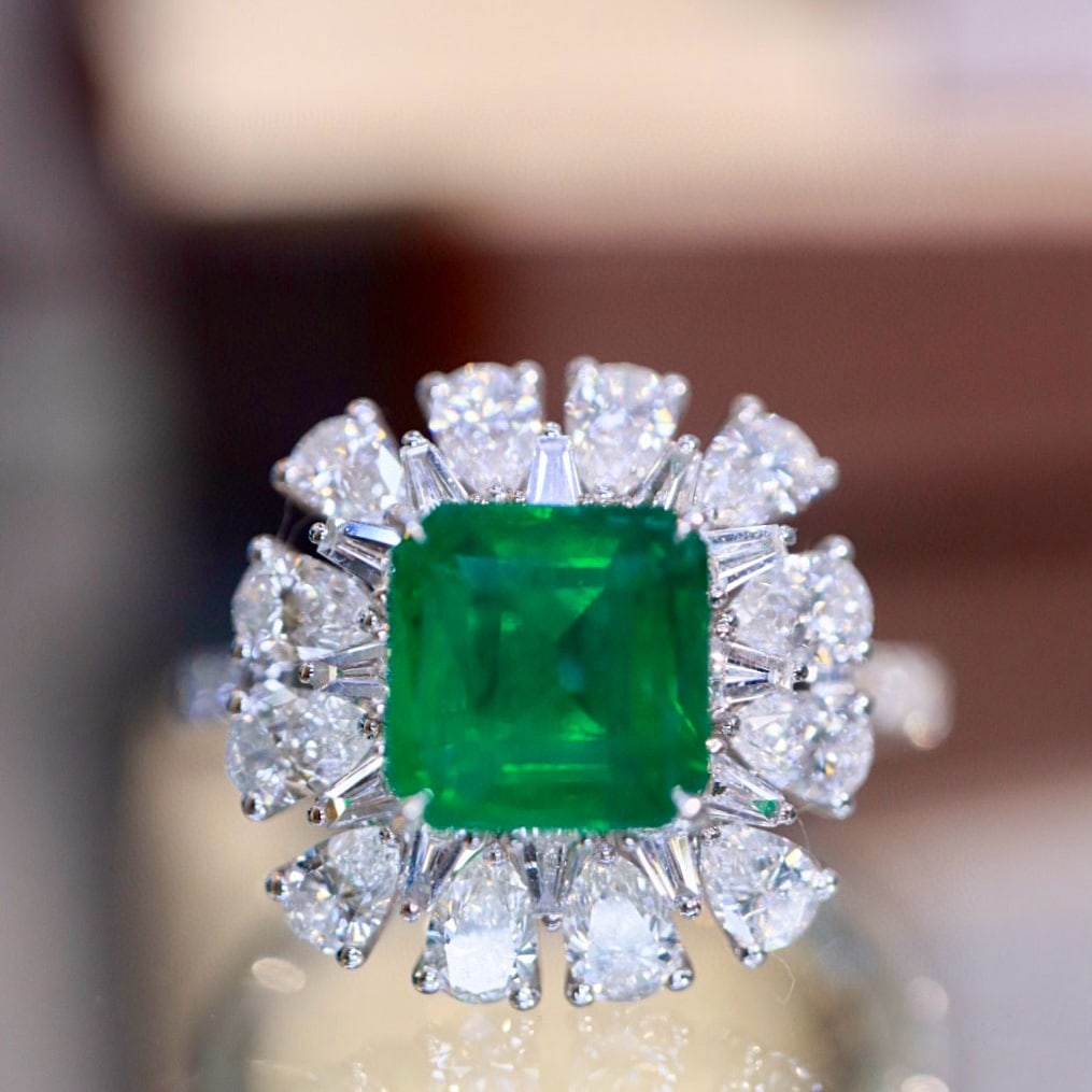 14k Gold 2.75 Ctw Vivid Green Natural Emerald & Diamond Ring: Ref:230958112 // gold content:14k gold // ring size:7. 25us // // main gemstone:emerald // shape:octagonal // carat weight:1. 40ct // color:vivid green // treatment:natural // // adjacent gemstone