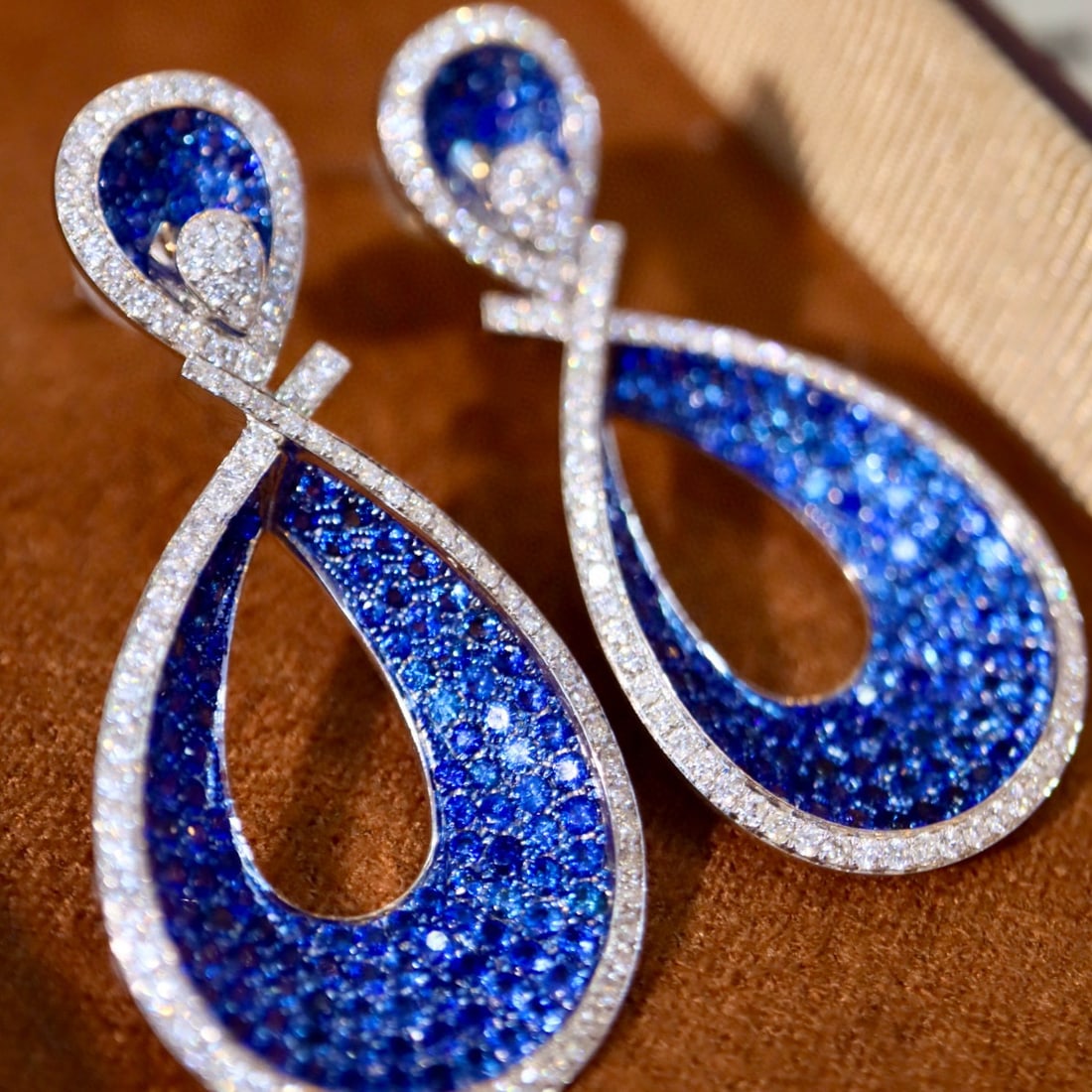 14k Gold 3.91 Ctw Natural Sapphire & Diamond Earrings: Ref:230958122 // gold content:14k gold // main gemstone:sapphire // shape:round // carat weight:3. 01ct // color:blue // treatment:natural // cut grade:g // // adjacent gemstone 2 : diamond //