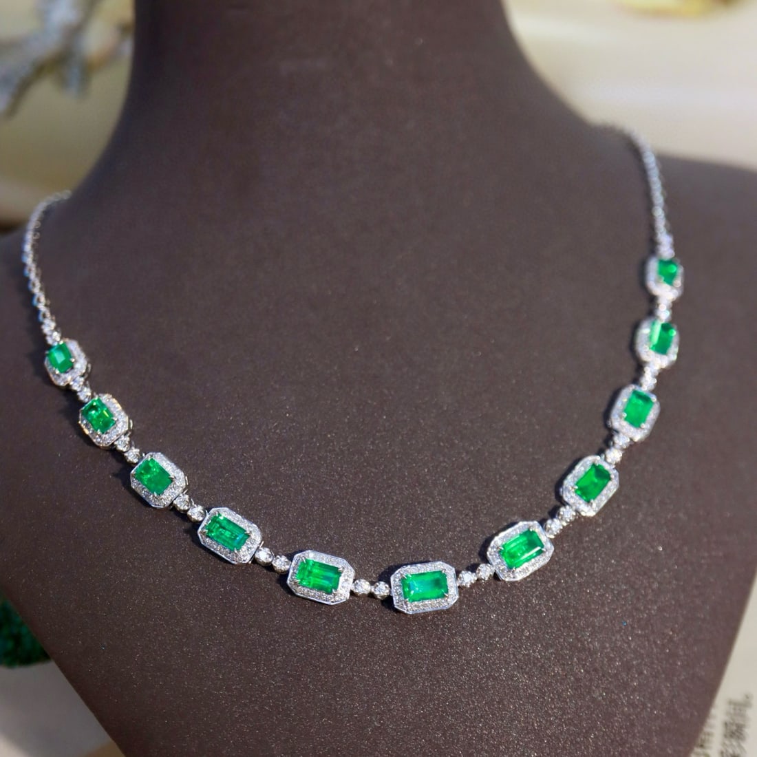 14k Gold 6.05 Ctw Vivid Green Natural Emerald & Diamond Necklace: Ref:230958129 // gold content:14k gold // main gemstone:emerald // shape:octagonal // carat weight:4. 6ct // color:vivid green // treatment:natural // // adjacent gemstone 2 : diamond // shape:round /