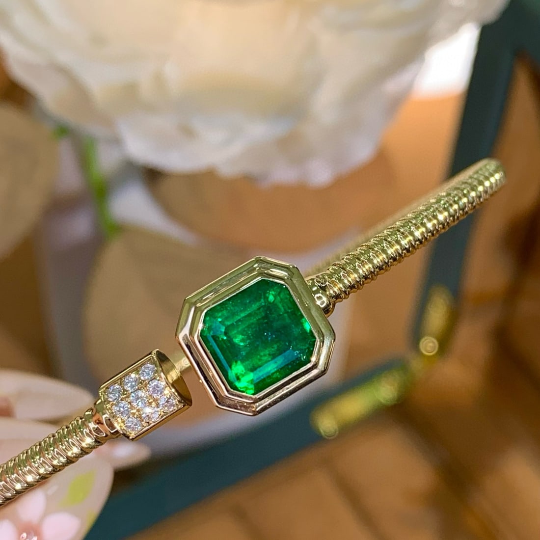 14k Gold 2.52 Ct Vivid Green Natural Emerald & Diamond Bangle: Ref:230958200 // gold content:14k gold // main gemstone:emerald // shape:octagonal // carat weight:2. 52ct // color:vivid green // treatment:natural // // adjacent gemstone 2 : diamond // number of