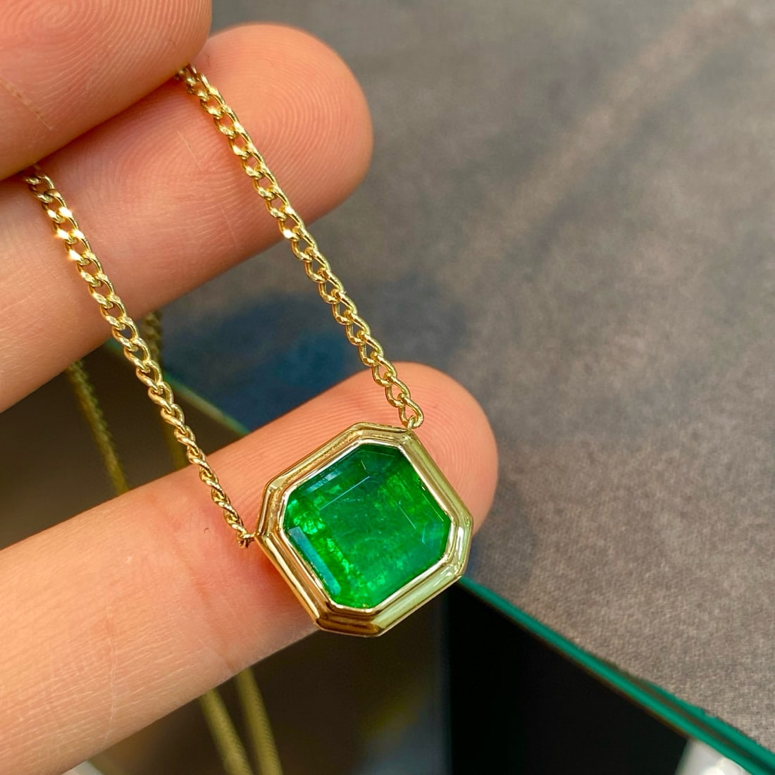 14k Gold 3.65 Ct Vivid Green Natural Emerald Necklace: Ref:230958218 // gold content:14k gold // main gemstone:emerald // shape:octagonal // carat weight:3. 65ct // color:vivid green // treatment:natural // Condition: New Low Estimate: 16000.00 High Esti