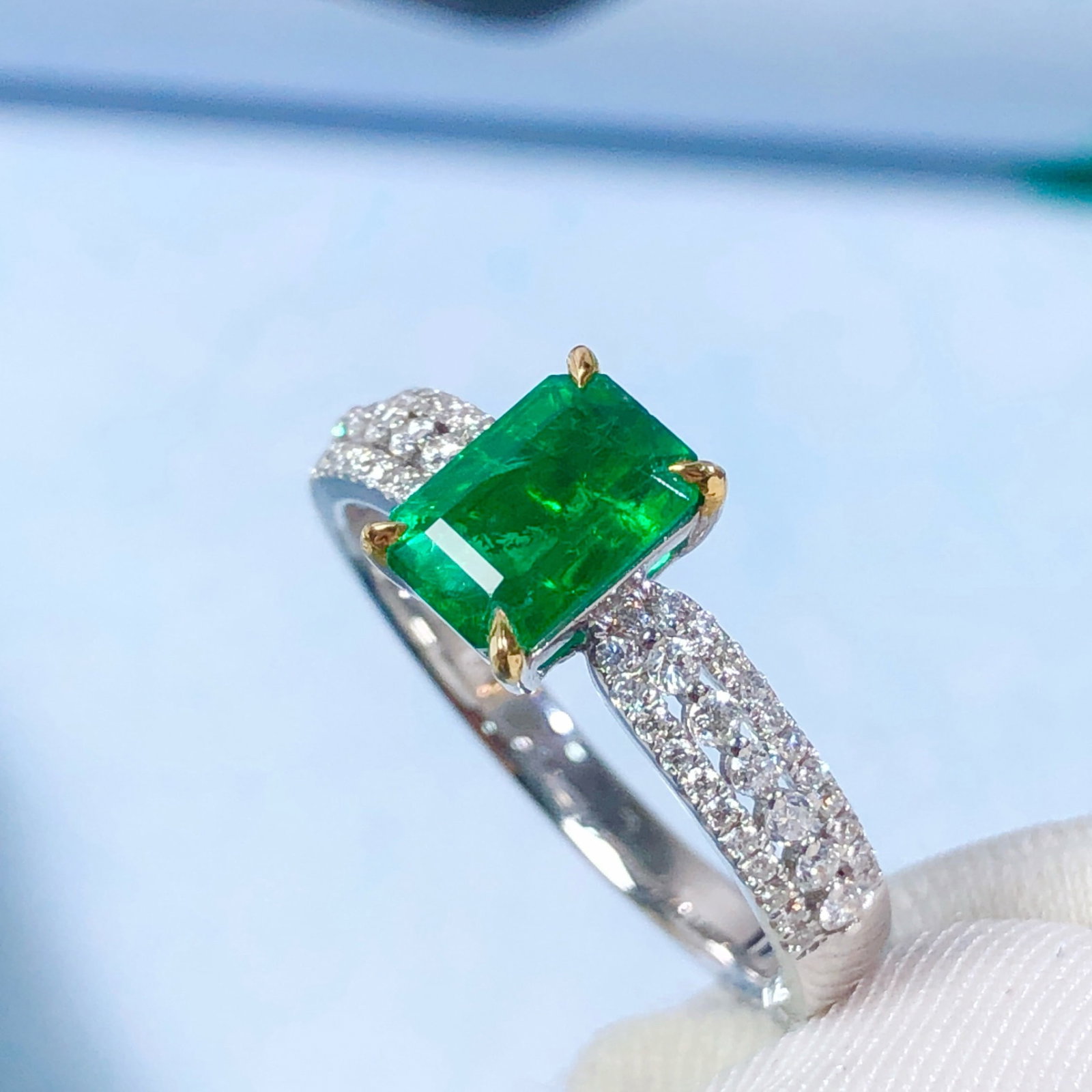 14k Gold 1.26 Ctw Vivid Green Natural Emerald & Diamond Ring: Ref:230958229 // gold content:14k gold // ring size:7. 25us // // main gemstone:emerald // shape:octagonal // carat weight:1. 0ct // color:vivid green // treatment:natural // // adjacent gemstone