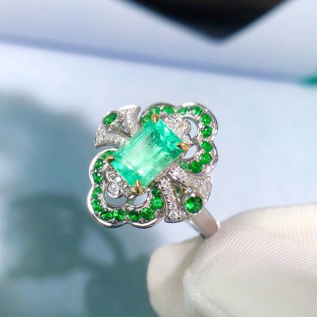 14k Gold 1.45 Ctw Natural Emerald & Diamond Ring: Ref:230958231 // gold content:14k gold // ring size:7. 25us // // main gemstone:emerald // shape:octagonal // carat weight:1. 33ct // color:green // treatment:natural // // adjacent gemstone 2 :
