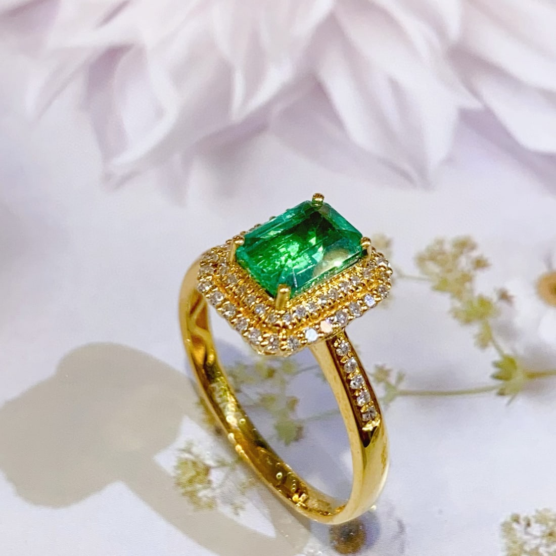 14k Gold 1.29 Ctw Natural Emerald & Diamond Ring: Ref:230958235 // gold content:14k gold // ring size:7. 25us // // main gemstone:emerald // shape:octagonal // carat weight:1. 06ct // color:green // treatment:natural // // adjacent gemstone 2 :