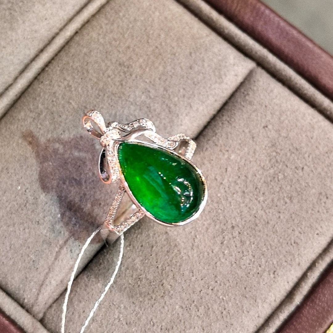 14k Gold 4.93 Ctw Vivid Green Natural Emerald & Diamond Ring: Ref:230958236 // gold content:14k gold // ring size:7. 25us // // main gemstone:emerald // shape:pear // carat weight:4. 80ct // color:vivid green // treatment:natural // // adjacent gemstone 2 :