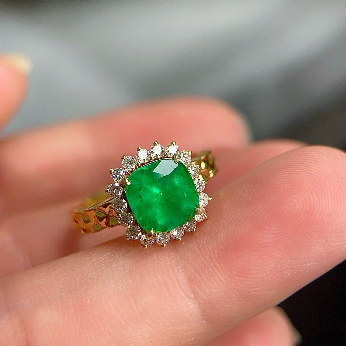 14k Gold 2.04 Ctw Vivid Green Natural Emerald & Diamond Ring: Ref:230958311 // gold content:14k gold // ring size:7. 25us // // main gemstone:emerald // shape:cushion // carat weight:1. 71ct // color:vivid green // treatment:natural // // adjacent gemstone 2