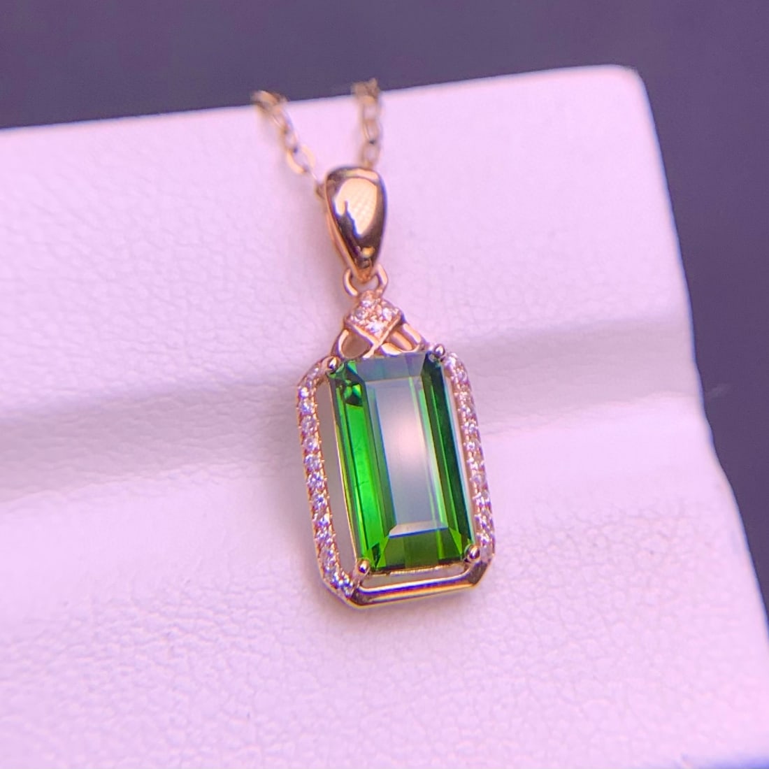 14k Gold 2.4 Ct Natural Tourmaline & Diamond Pendant( Without Chain ): Ref:230958317 // gold content:14k gold // main gemstone:tourmaline // shape:octagonal // carat weight:2. 4ct // color:green // treatment:natural // // adjacent gemstone 2 : diamond // shape:round