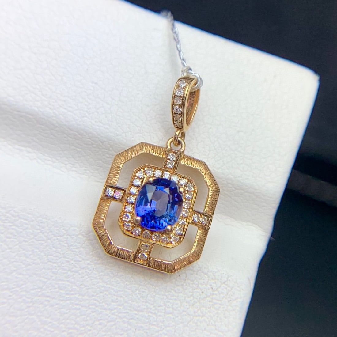 14k Gold 0.6 Ct Natural Sapphire & Diamond Pendant( Without Chain ): Ref:230958333 // gold content:14k gold // main gemstone:sapphire // shape:oval // carat weight:0. 6ct // color:blue // treatment:natural // // adjacent gemstone 2 : diamond // shape:round //