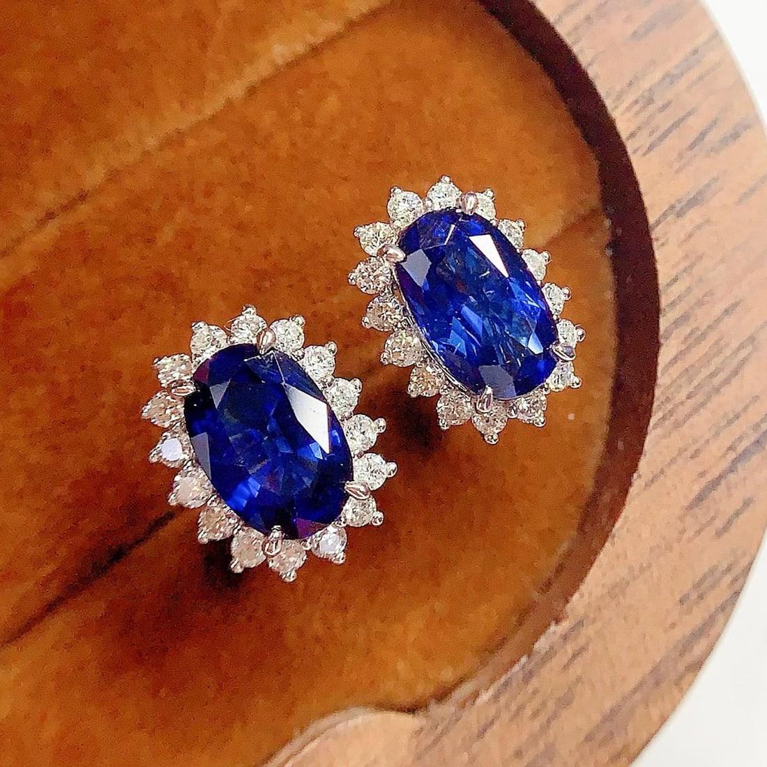 14k Gold 2.6 Ct Natural Sapphire & Diamond Earrings: Ref:230958370 // gold content:14k gold // main gemstone:sapphire // shape:oval // carat weight:2. 6ct // color:royal blue // treatment:natural // // adjacent gemstone 2 : diamond // number of